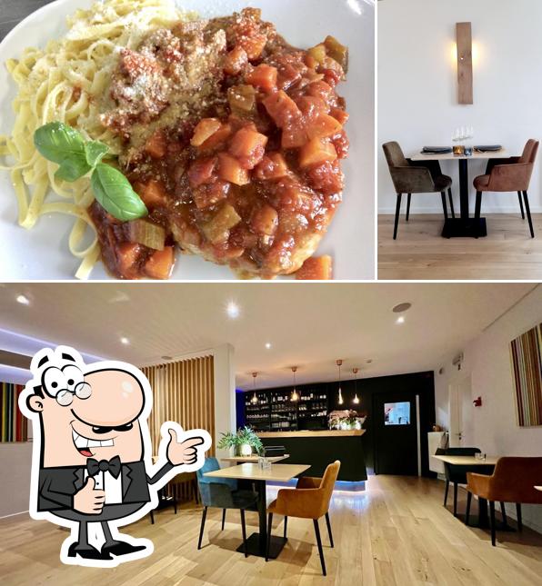 Regarder la photo de CINQ Restaurant
