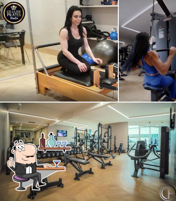 Dai un'occhiata agli interni di De-Luxe Fitness (TM)