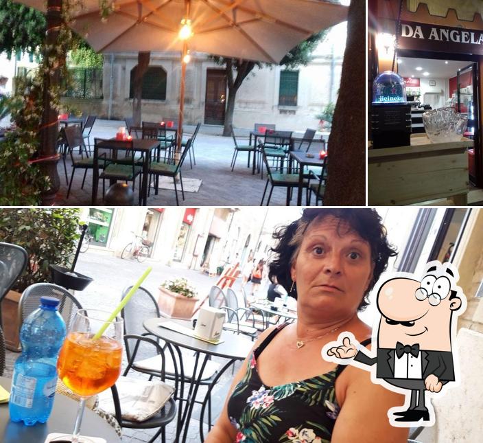 Dai un'occhiata agli interni di Bar Angela