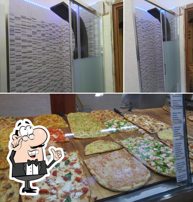 Guarda la foto che mostra la interni e pizza di Doctor Pizza Di Essa Mohamed Hussein Mohamed & C