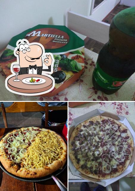 A imagem da comida e cerveja a Pizzaria Martiella