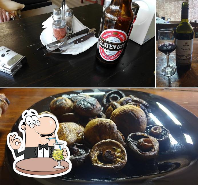 Observa las imágenes donde puedes ver bebida y comida en Ресторан „10-ка“