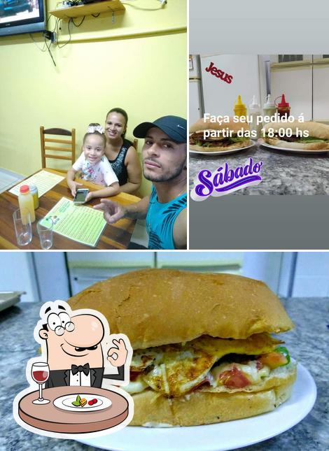 O Paulinho's Lanches se destaca pelo comida e interior