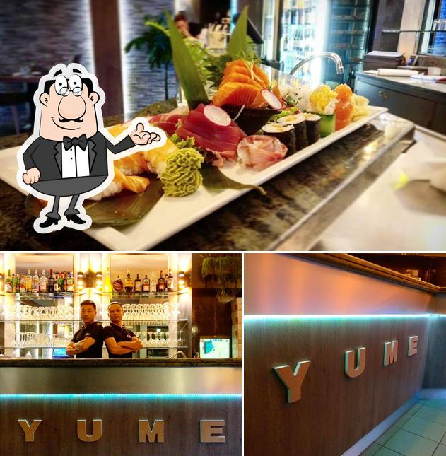 Guarda la foto che mostra la interni e bancone da bar di Yume Sushi