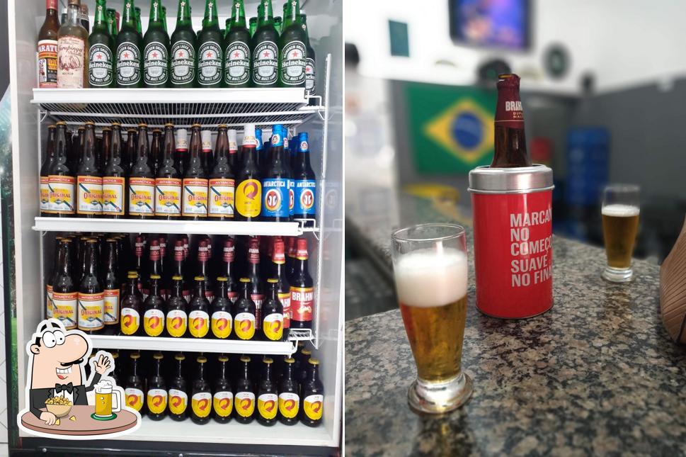 Desfute uma tulipa de cerveja leve ou escura