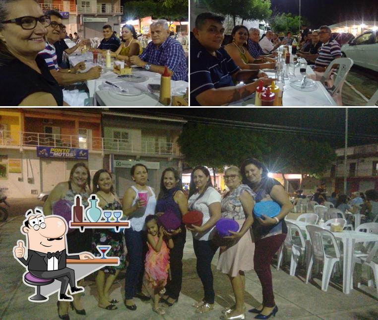 Sente em uma das mesas no Du Moura's Pizzaria