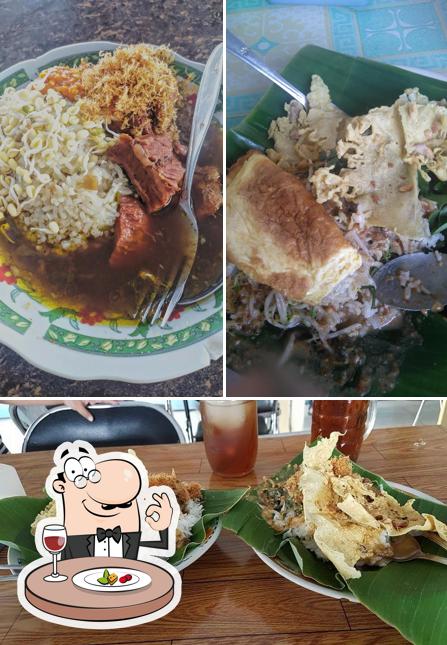 Madiunese Pecel with Sambal Tumpang Ms. Sarkiyah restaurant, Mojokerto ...