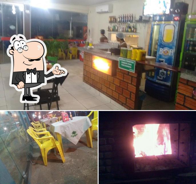 Sente em uma das mesas no Capotinha Grill