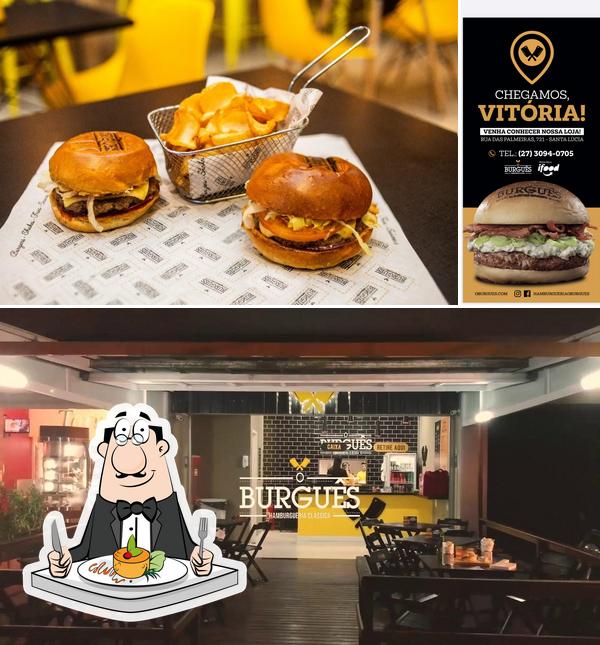 A imagem da comida e interior a O Burguês - Hamburgueria Clássica Vitória