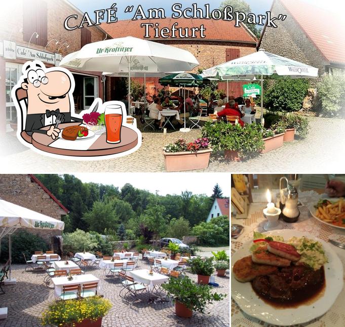 В Café & Restaurant Am Schloßpark есть столики, внутреннее оформление и многое другое