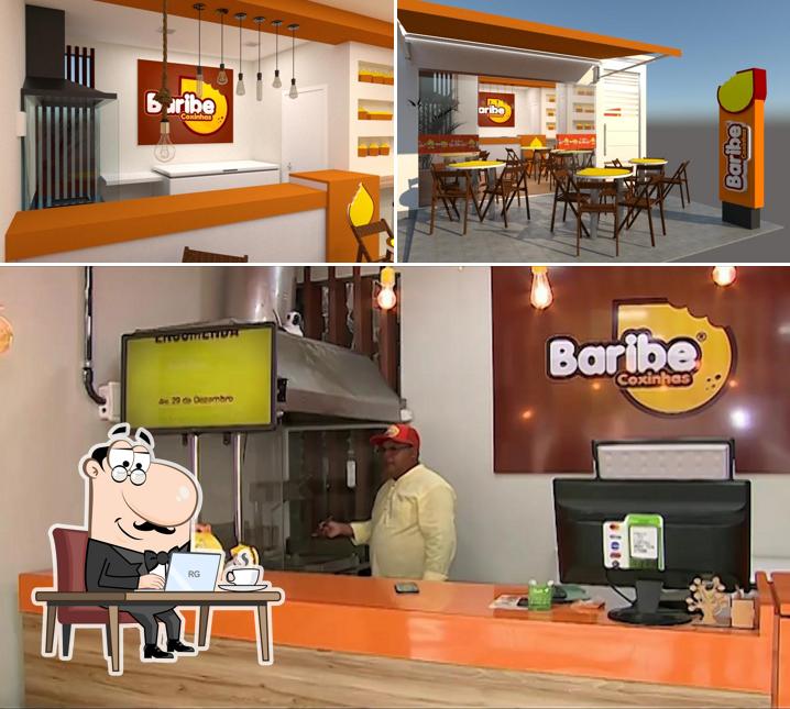 Sente em uma das mesas no Baribe Coxinhas