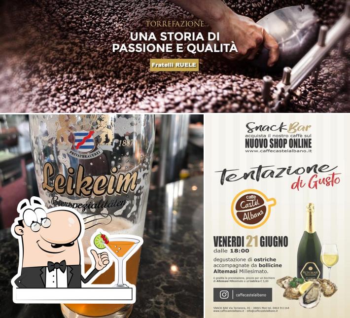 Dai un’occhiata alla immagine che mostra la bevanda e cibo di Caffe Castel Albano