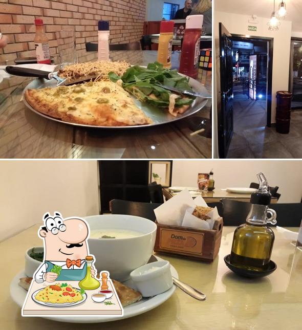 Entre diversos coisas, comida e interior podem ser encontrados a Pizzaria Dom da Pizza