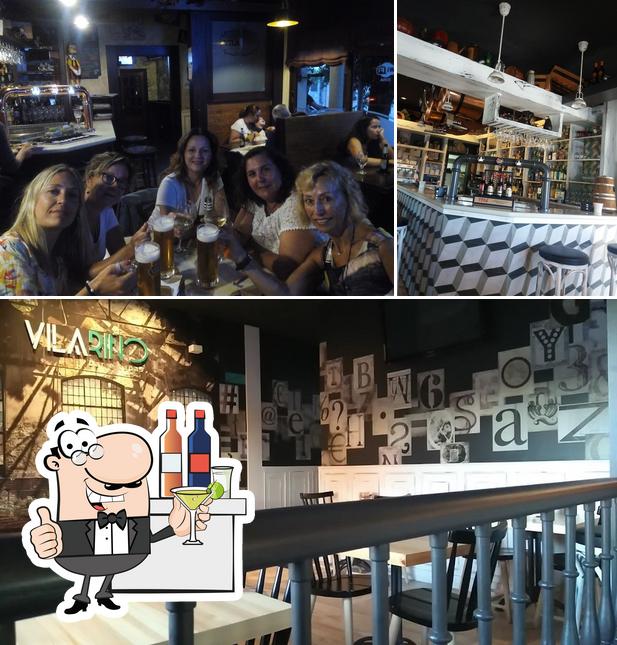 Observa las imágenes que hay de barra de bar y interior en Vilariño Bar e Tapas
