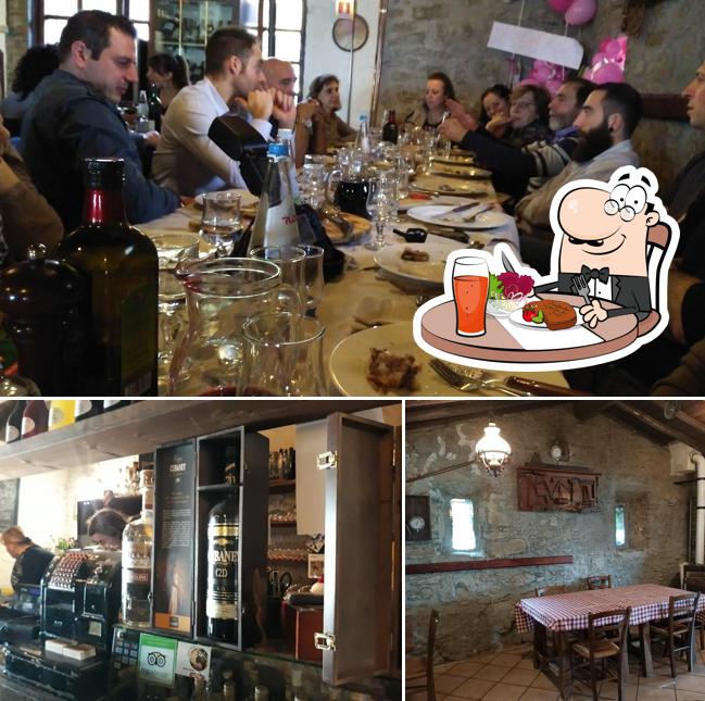 La foto della tavolo da pranzo e bancone da bar di Antica Hostaria Rocca Di Badolo