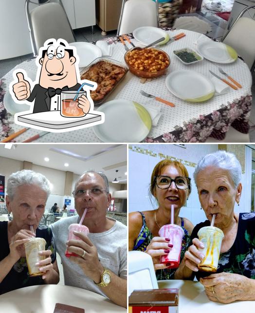 Entre diferentes coisas, bebida e comida podem ser encontrados no Sorveteria Danjú