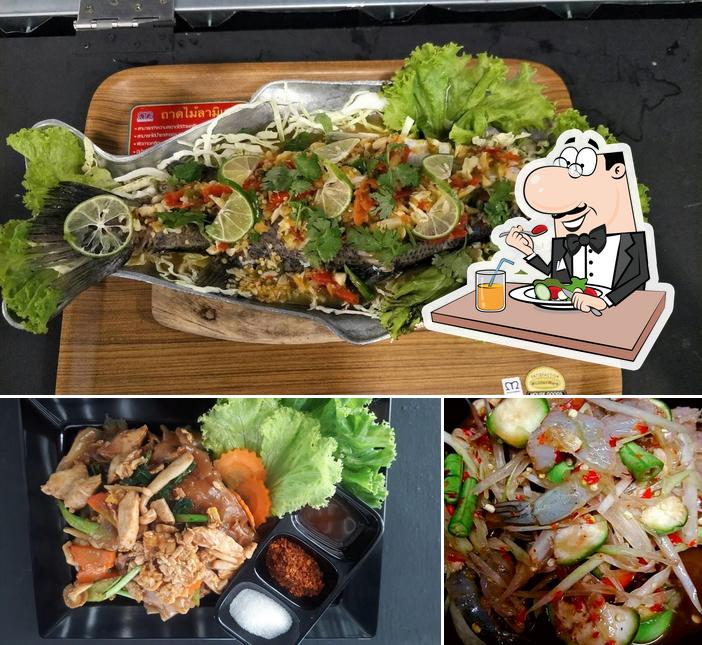 Еда в "ร้านอาหารมุมตึก อาหารไทยอีสาน / Thai food"