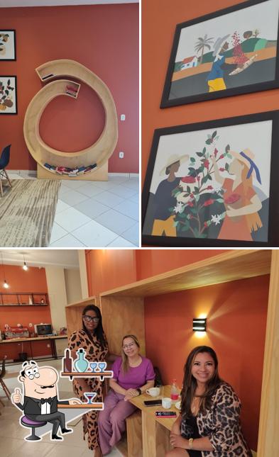 Sente em uma das mesas no Gaia Cafeteria