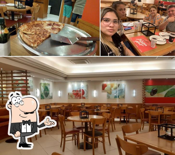 Sente em uma das mesas no Pizza Hut Areião