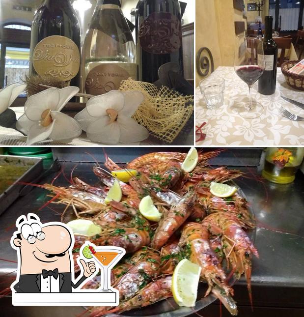 Questa è la immagine che presenta la bevanda e frutti di mare di Trattoria Viavai