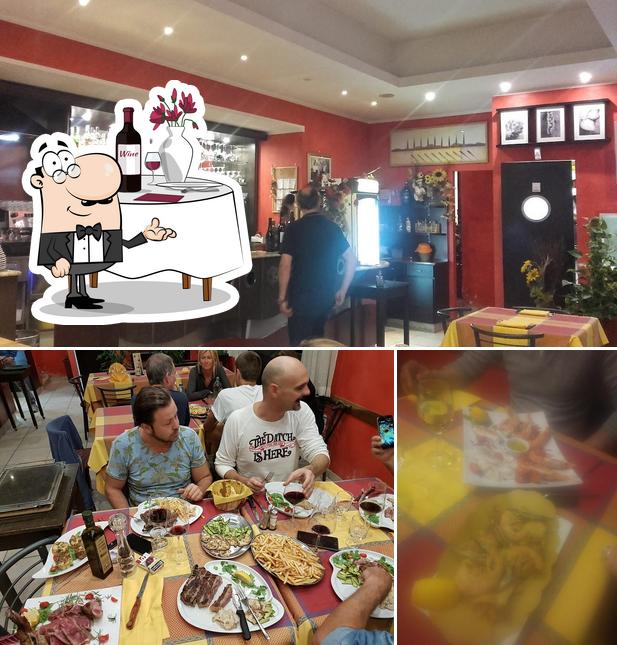 La foto di tavolo da pranzo e bancone da bar da Marechiaro Pizzeria Bisteccheria