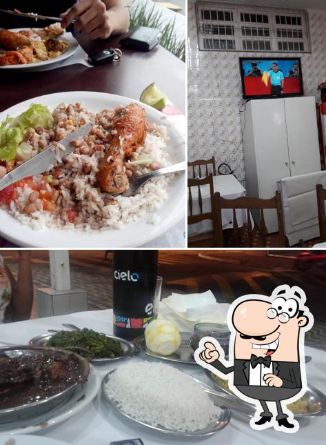 Confira a imagem ilustrando interior e comida no Restaurante Calçadão