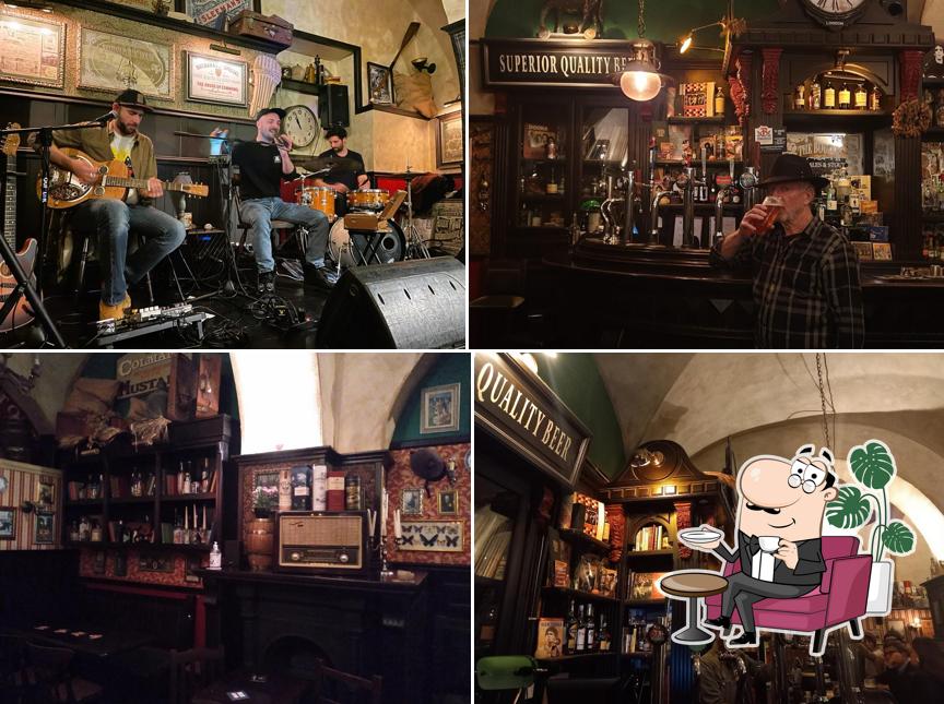 Gli interni di The Boozer British Pub