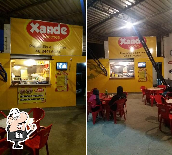 The interior of Xande Lanches