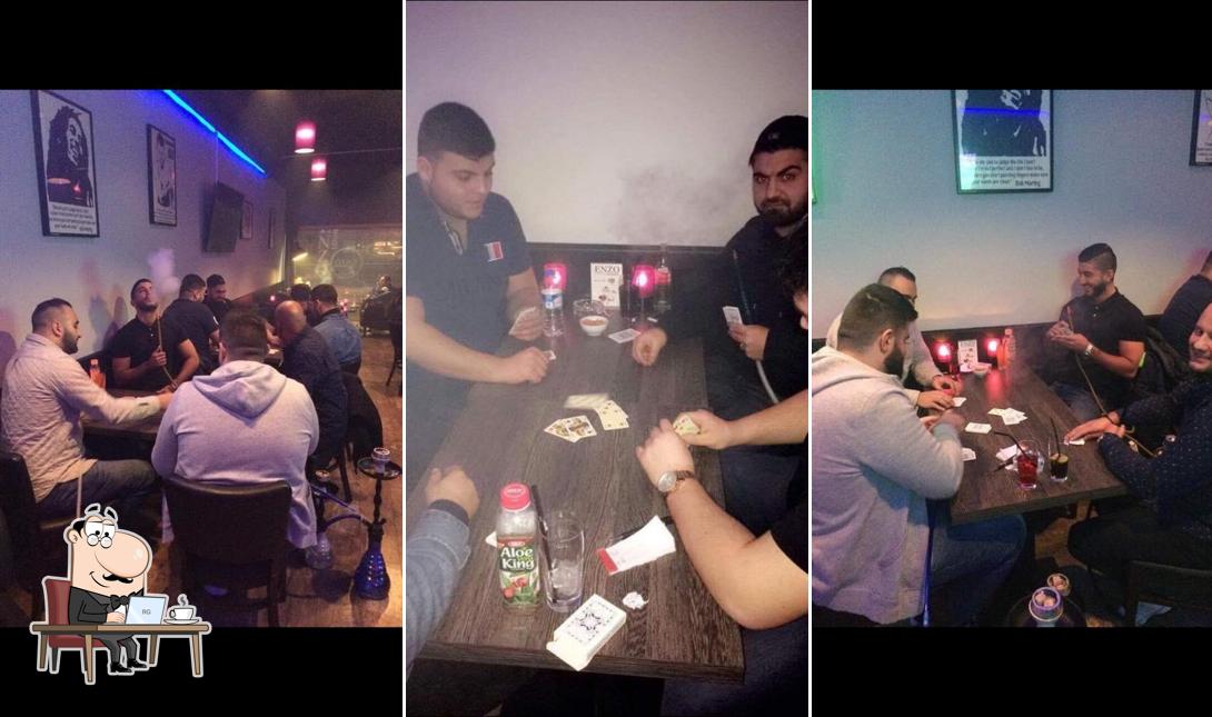 Installez-vous à l'une des tables de Enzo Shisha Lounge