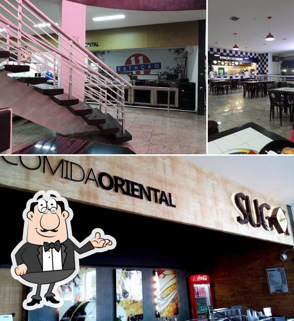 Sente em uma das mesas no Estação 11