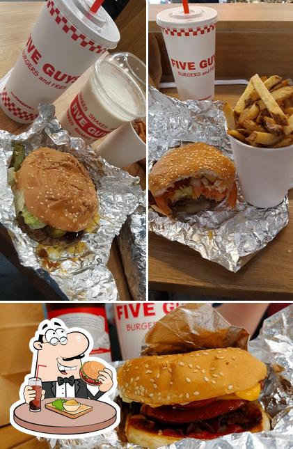 Prenez un hamburger à Five Guys Gare Du Nord