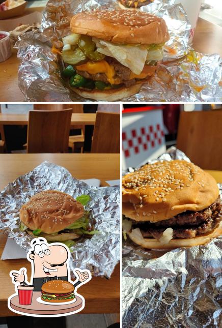 Bestellt einen Burger bei Five Guys Rotterdam