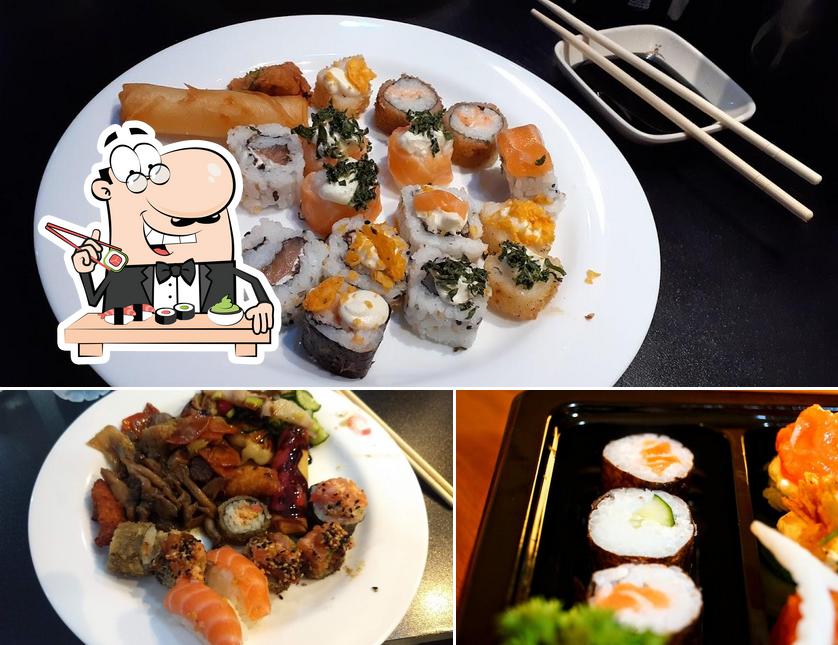 Rolos de sushi são disponibilizados no Toru Culinária Oriental