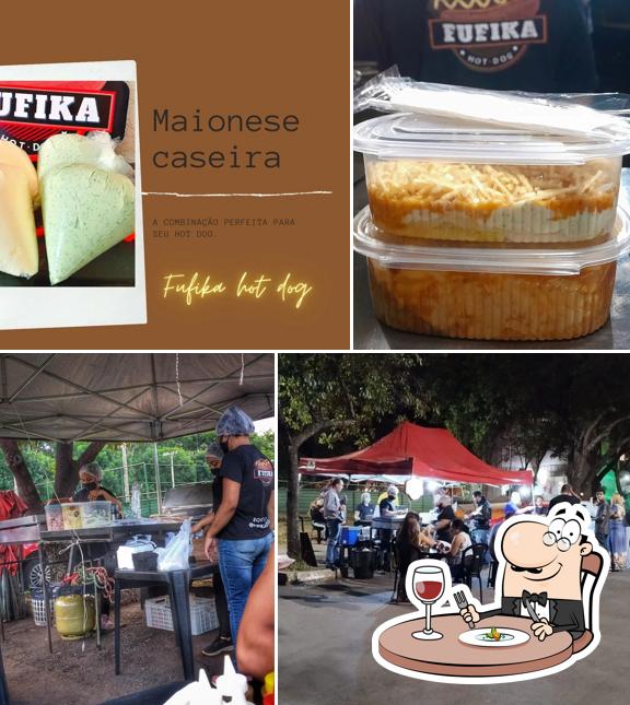 A ilustração do FUFIKA HOT DOG’s comida e interior