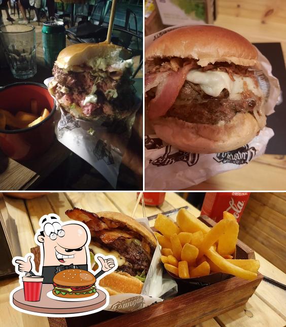 Try out a burger at Comodoro Burguer - Batel