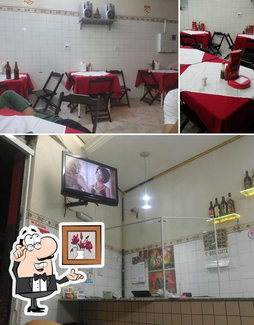 O interior do Nova Skina Pizzaria e Lanchonete