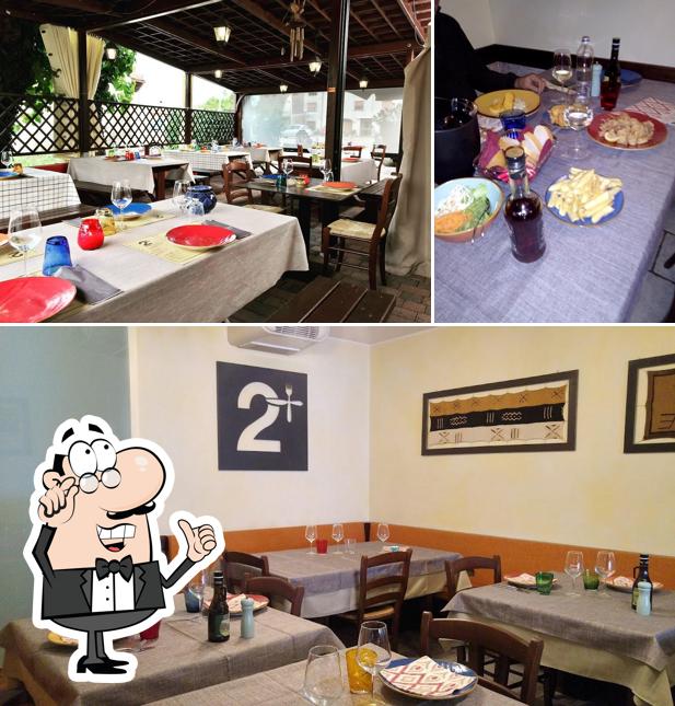 La interni e tavolo da pranzo del ristorante