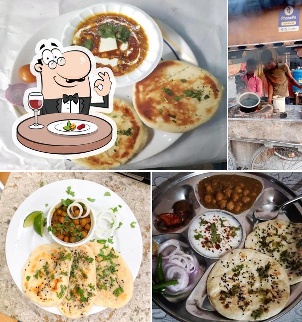 Food at Lucknow Chole, Kulche