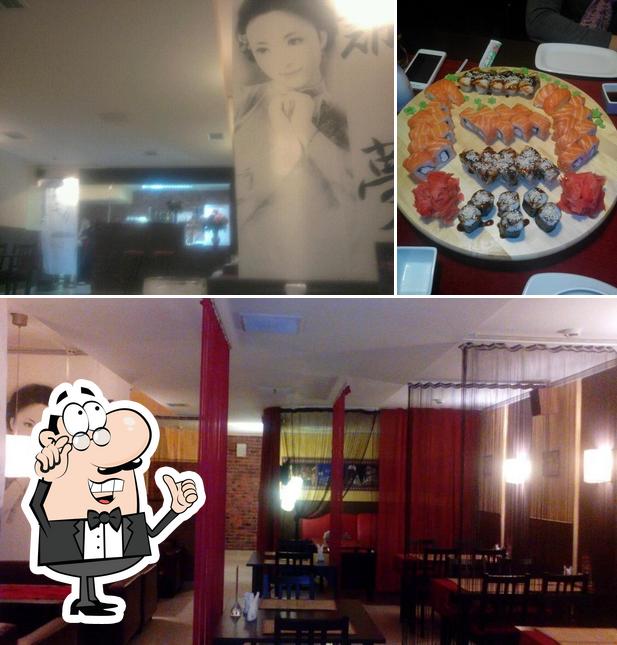 Это фото, где изображены внутреннее оформление и еда в ТАКАШИ, суши-бар