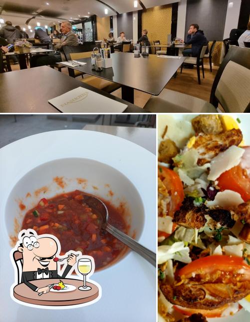 Tra le diverse cose da Nash Airport Restaurant si possono trovare la cibo e interni