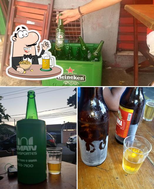 Desfute um copo de cerveja leve ou escura