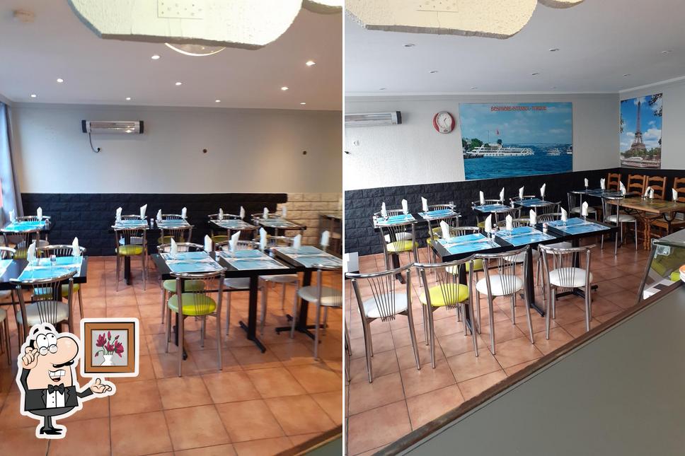 Installez-vous à l'une des tables de Restaurant Soleil