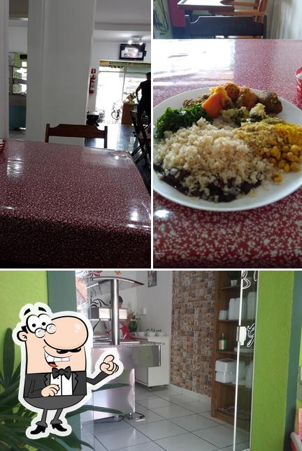 Confira a foto apresentando interior e comida no Restaurante Vegetariano Dona Paz Gourmet