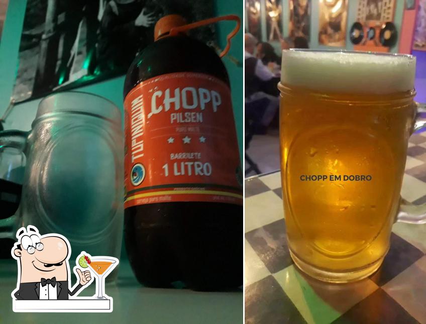 Tome uma bebida do menu