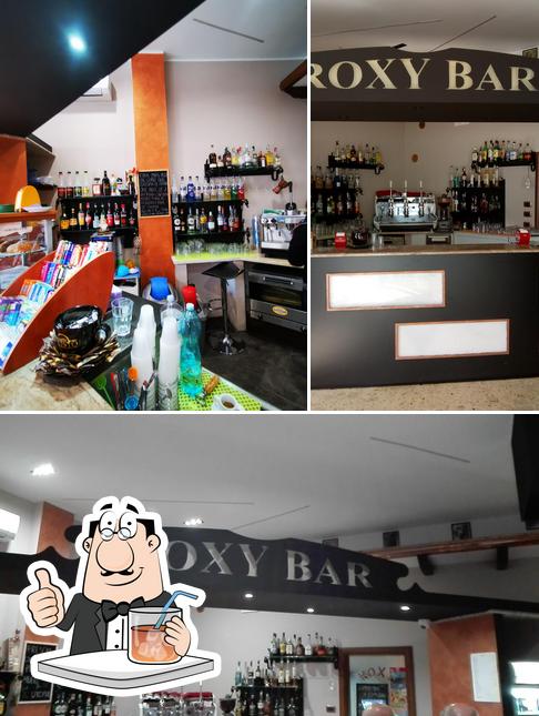 La photo de la boire et comptoir de bar concernant Roxy Bar