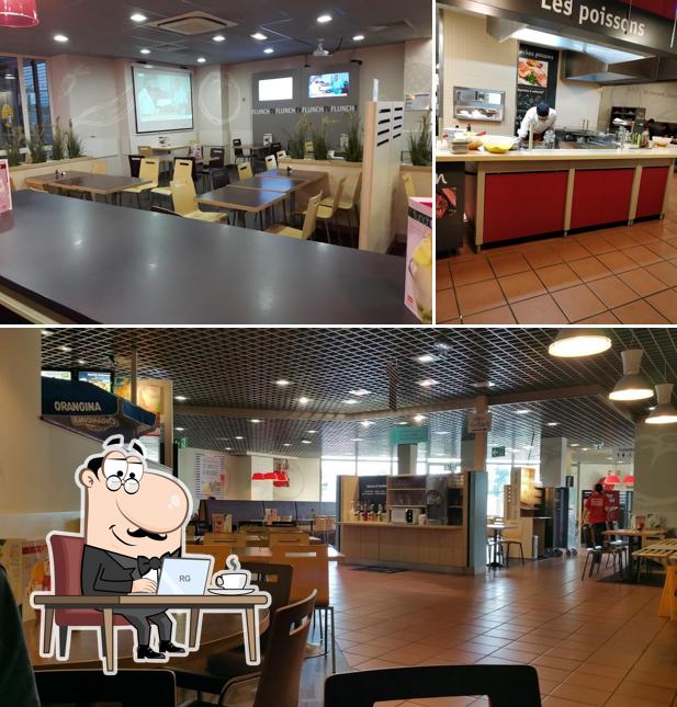Installez-vous à l'une des tables de FLUNCH ST QUENTIN