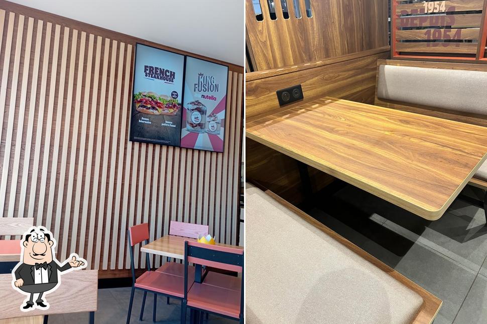 Installez-vous à l'une des tables de Burger King