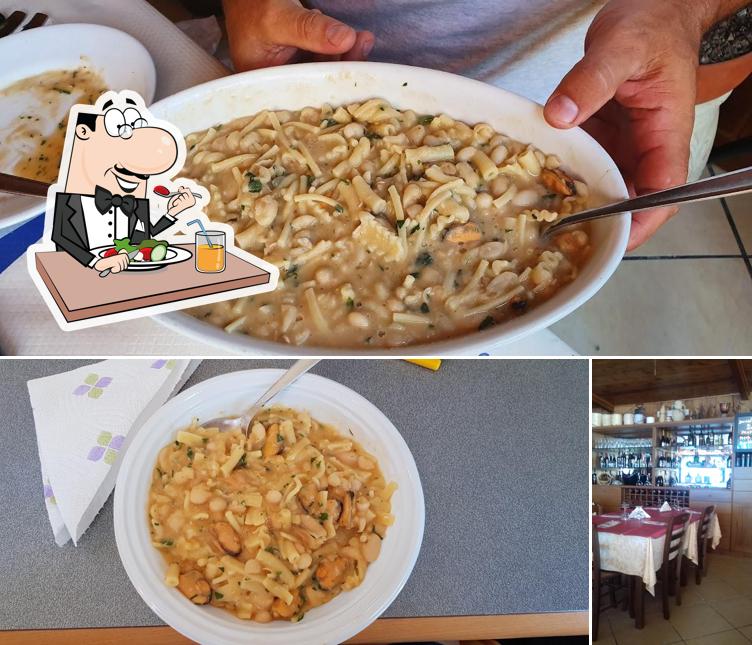 Guarda la foto che presenta la cibo e tavolo da pranzo di Ristorante Pizzeria Lo Scoglio di Pepe Giovanni