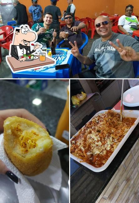 A comida e interior do restaurante