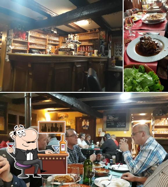 La photo de la comptoir de bar et table à manger de A La Charrue’s